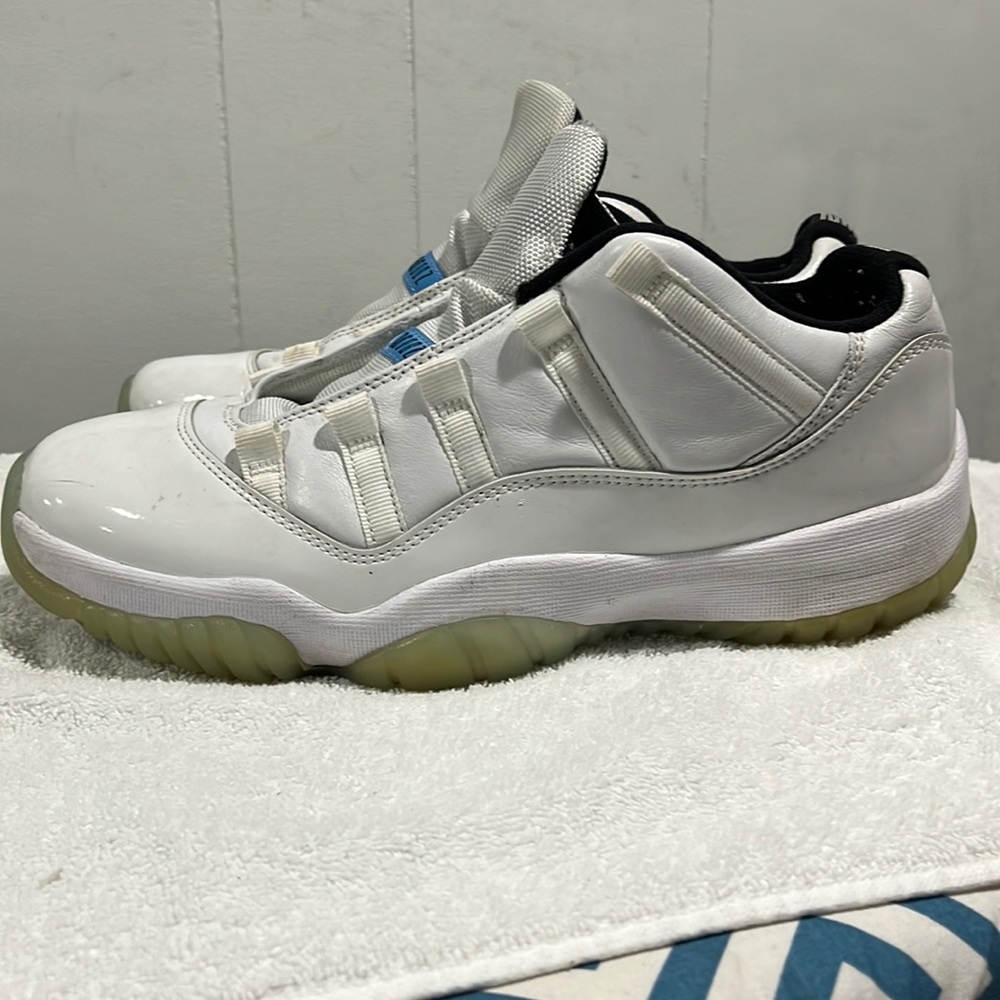 Nike Air Jordan 11 Retro Low Legend Blue White Av2187-117 men's size 9
